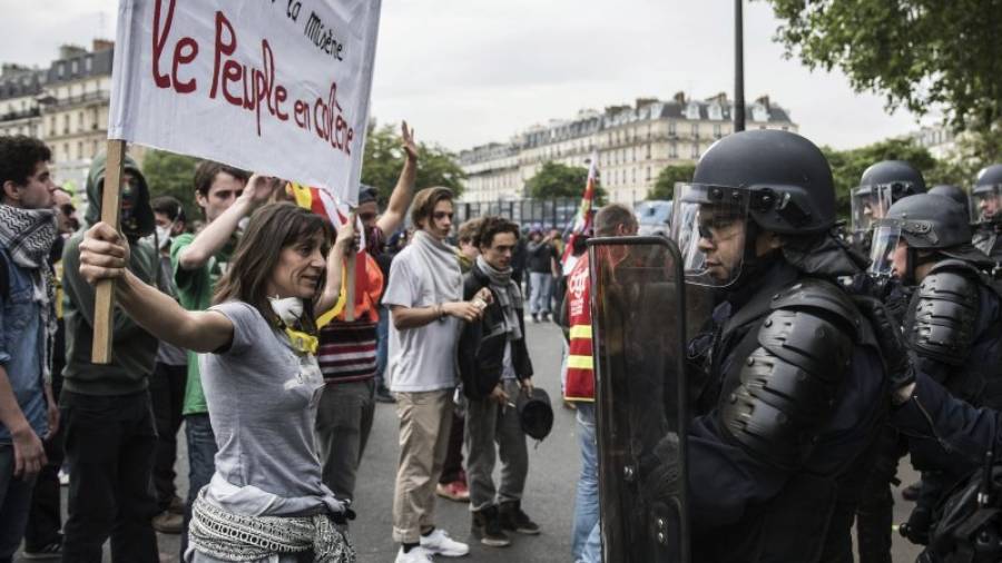 ´El pueblo está encolerizado´, dice la pancarta en la plaza de la Nación de París. Foto: tesson/efe