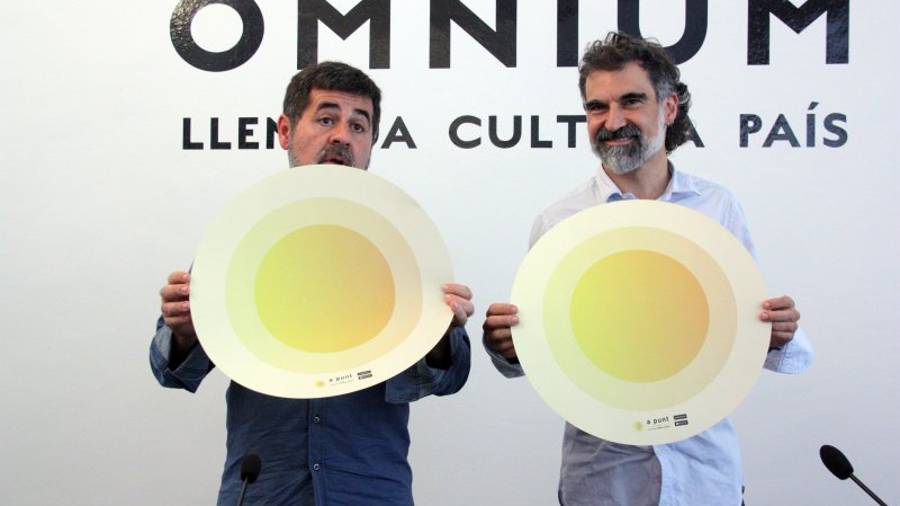 El president de l'ANC, Jordi Sánchez, i el d'Òmnium Cultural, Jordi Cuixart, mostren el punt que serà protagonista durant les mobilitzacions de la Diada. Foto: ACN