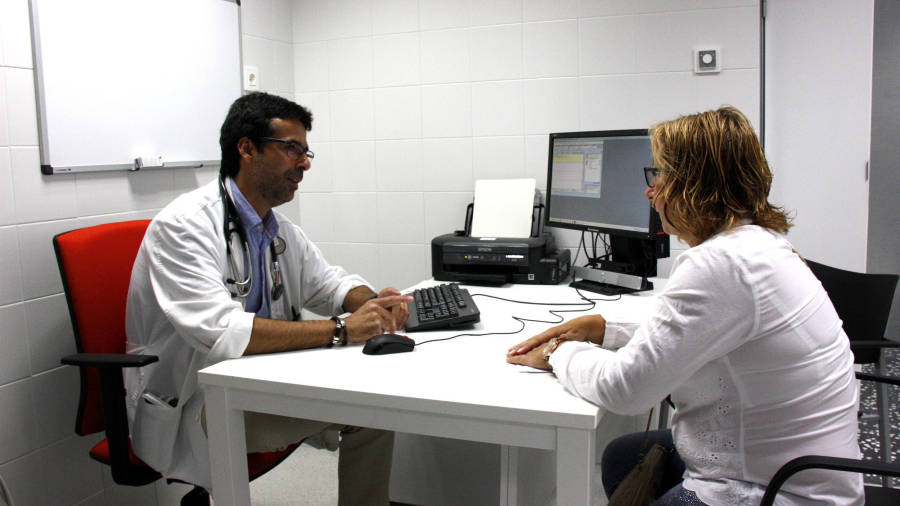Una pacient a la consulta del metge, en un CAP de Lleida. FOTO: ACN
