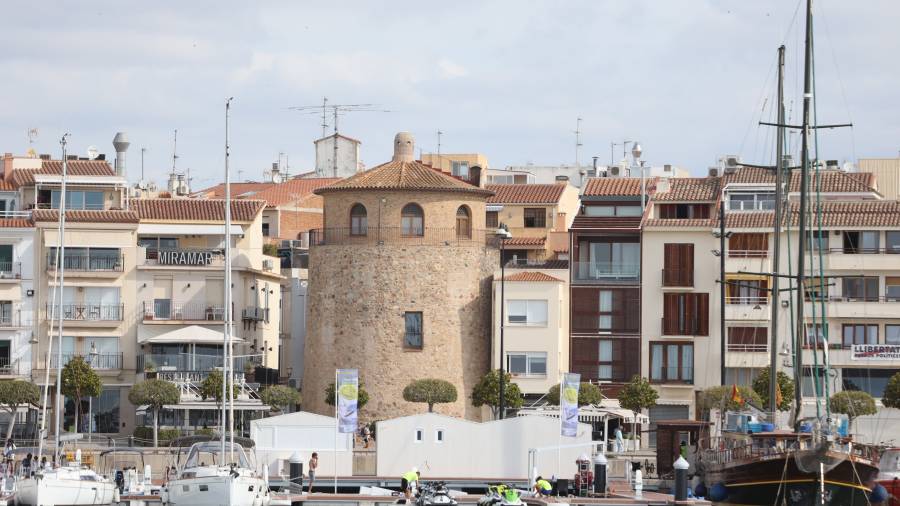 Las casetas de Marina Cambrils están instaladas frente a la Torre del Port. FOTO: ALBA MARINÉ