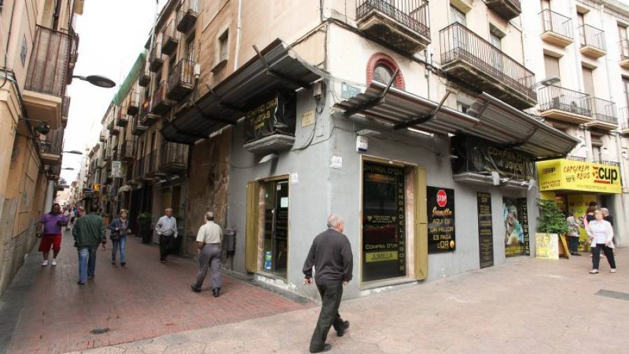 Imagen del establecimiento donde entraron a robar la madrugada del martes, en la esquina de la calle del Vent con el Raval Jesús. Foto: Alba Mariné.