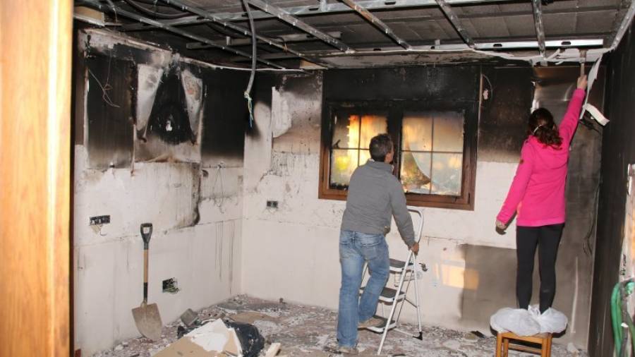 El fuego se originó en la cocina de la casa situada en la calle Mas d'en Vermell y la destruyó al 100%. Foto: j.c.