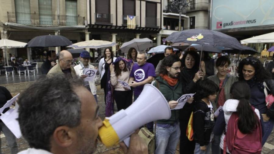 Imagen de la concentración de protesta realizada ayer tarde en la plaza del Mercadal de Reus. Foto: Alba Mariné