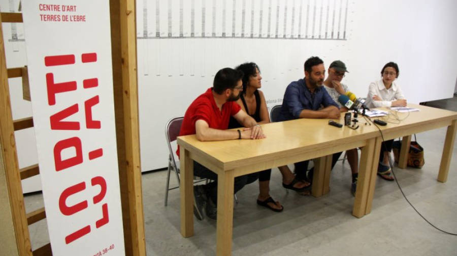 Els artistes guanyadors del certamen XYZ, Teresa Martín i Jordi Luengo, a la dreta, durant la presentació del projecte al centre d'art Lo Pati. FOTO: ACN