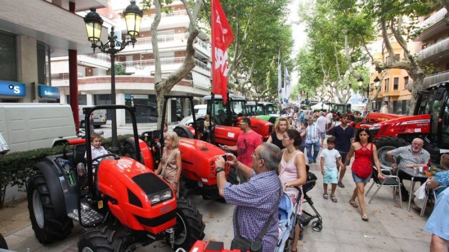 Durant tot el dia, milers de visitants van passar pel passeig de l´Estació, on hi havia exposats vehicles i maquinària agrícola. Foto: Alba Mariné
