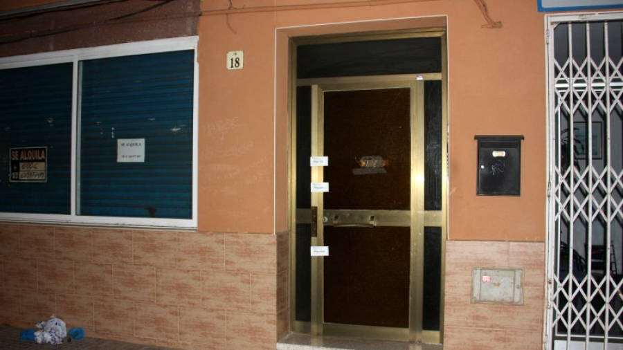 Entrada precintada a l'edifici de Cunit on aquest dimarts hi va haver un crim. Foto: ACN