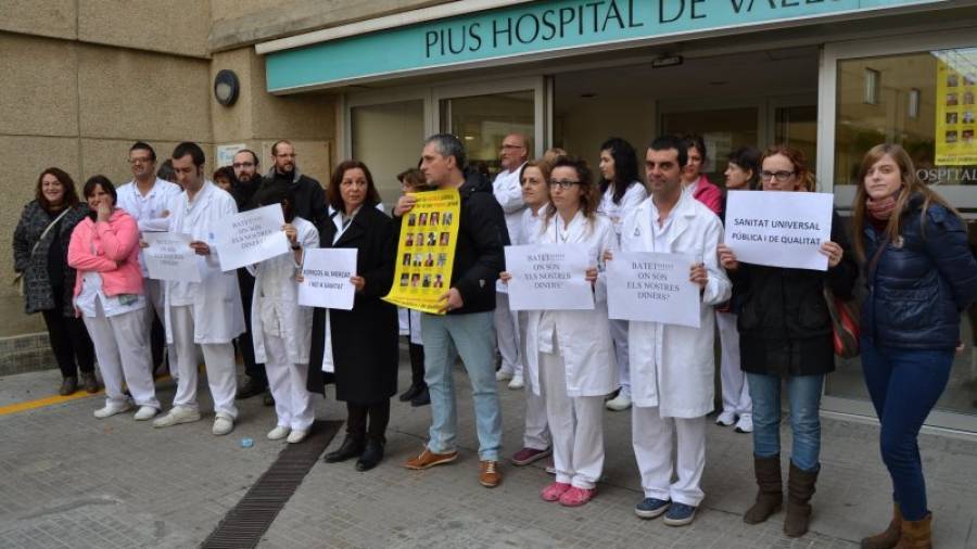 Grup de treballadors del Pius Hospital de Valls protestant davant les portes de l'entitat. Foto: Montse Plana