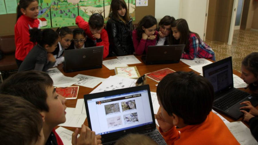 Alumnes de l'escola Ramón y Cajal d'Ulldecona proven els jocs del nou portal sobre l'art rupestre. Foto: ACN