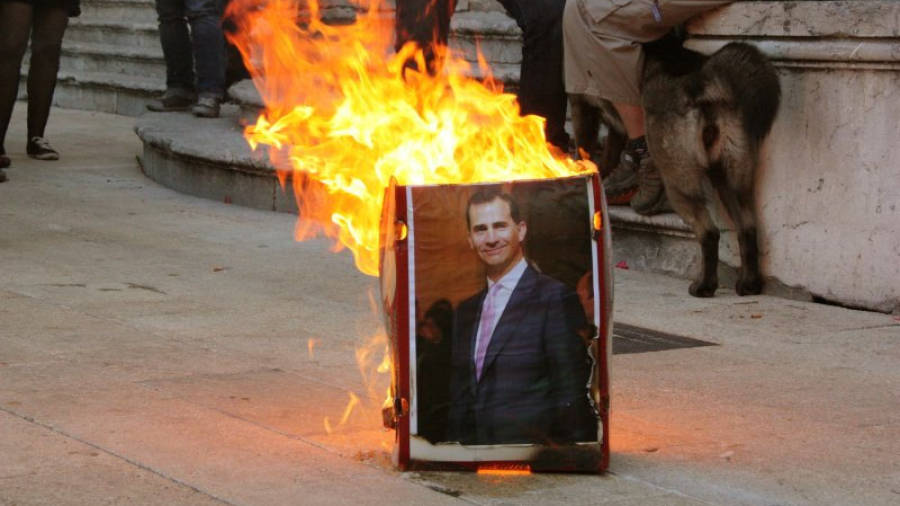 La fotografia del príncep Felip, cremant durant la protesta antimonàrquica del passat 2 de juny a Tarragona. Foto: ACN