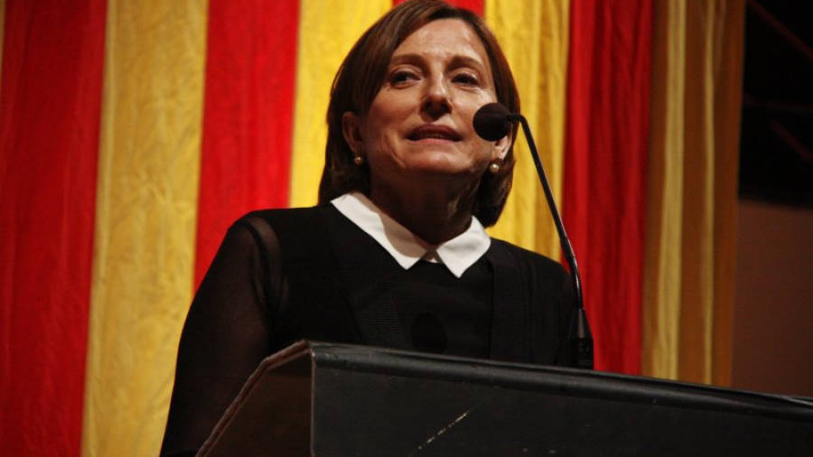 Pla mig de la presidenta del Parlament, Carme Forcadell, amb una senyera de fons en un acte a Perpinyà el 30 d'abril de 2016.