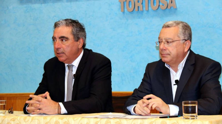 El president del CAT, Albert Abelló, i el gerent del consorci, Josep Xavier Pujol, en roda de premsa a la Cambra de Comerç de Tortosa. Foto: ACN