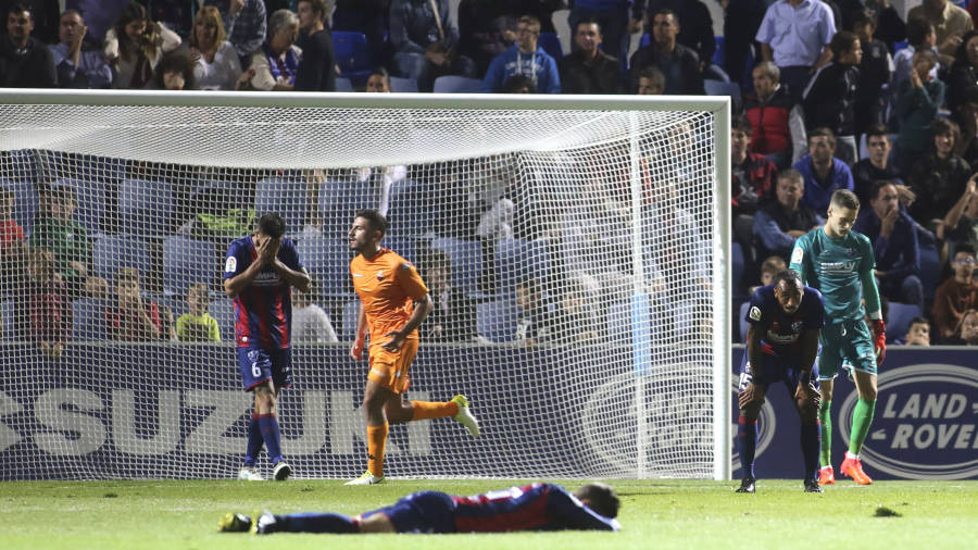 Los jugadores del Reus celebran, mientras los rivales del Huesca se lamentan desde el suelo. Foto: Rafael Gobantes/Heraldo