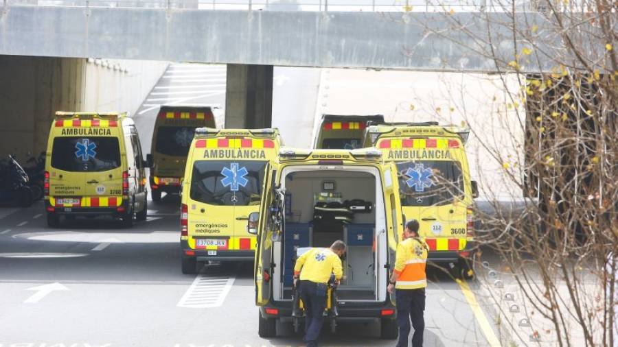 Imagen de seis ambulancias del SEM estacionadas ayer en las urgencias del Sant Joan. Foto: a. mariné
