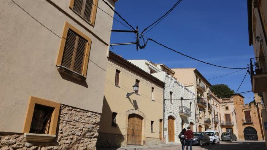 Imagen reciente del cableado eléctrico aún no soterrado que hay en el barrio de Ferran. Foto: Alba Mariné