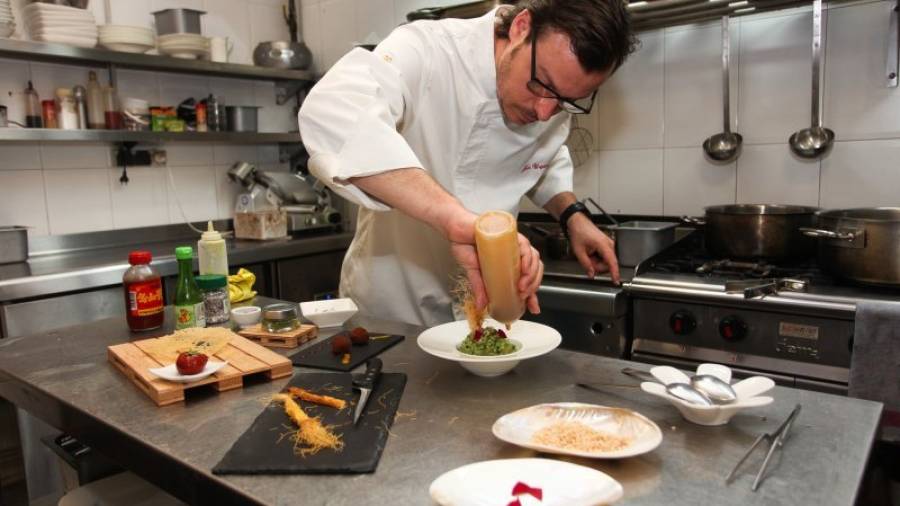 Joan Urgellès preparant un dels seus plats principals del menú de ´Mar i Muntanya´. Foto: Alba Mariné