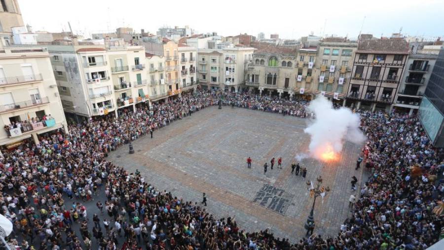 La Tronada va marcar l´inici de la festa de la ciutat i va aplegar molts curiosos encisats per la gran tradició. Foto: Alba Mariné