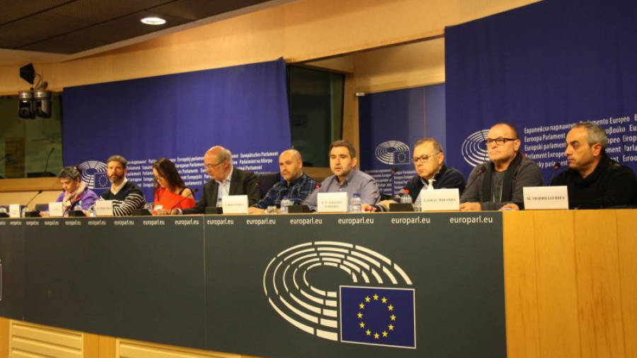 El secretari nacional ferroviari de l´UGT-Catalunya, José Bravo, amb treballadors de l'empresa i l'eurodiputat Josep Maria Terricabras al Parlament Europeu a Brussel·les el 29 de novembre. Foto: ACN