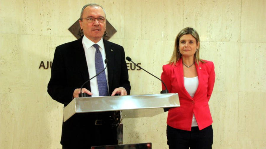 Pla obert de l'alcalde de Reus, Carles Pellicer, intervenint en roda de premsa al costat de la regidora Noemí Llauradó. Foto: ACN