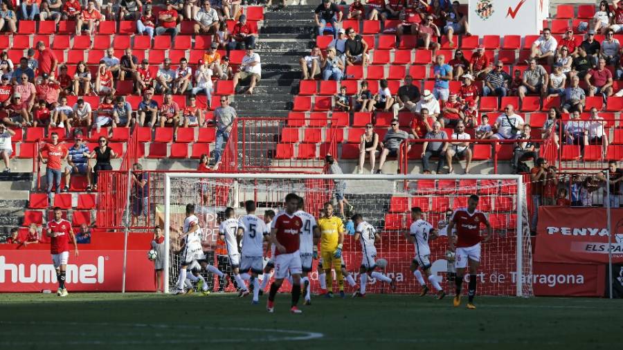 Los jugadores del Sporting celebran uno de los cuatro goles que han marcado en el Nou Estadi. Foto: Pere Ferre