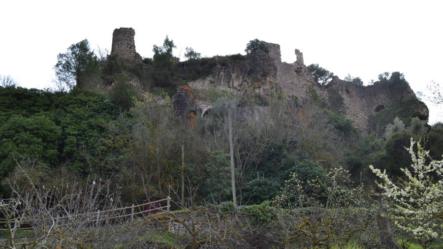 A la dreta de la imatge, la part del mur que dissabte va caure del castell de Querol. FOTO: MONTSE PLANA