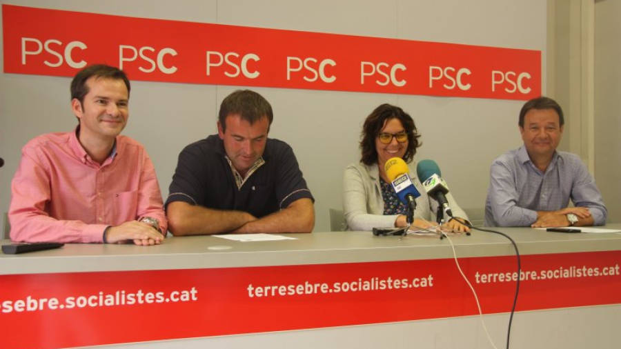 D'esquerra a dreta: Manel de la Vega, membre de l'executiva nacional del PSC i regidor de l'Ajuntament de Tortosa; Josep Mas, alcalde d'Alfara de Carles; Bibiana Porres, regidora de Sant Jaume d'Enveja i membre de la candidatura del PSC pel 27-S; i France