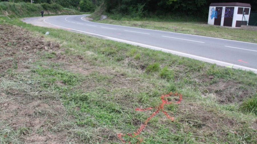 L'indret on s'ha produït l'atropellament mortal aquest 16 de maig a Bonmatí (Selva) amb una marca a l'herba. Foto: ACN