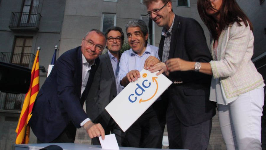 Pla conjunt de Carles Pellicer, Artur Mas, Francesc Homs i Ferran Bel (dreta) al final del míting de CDC a Reus el 10 de juny del 2016 (horitzontal)