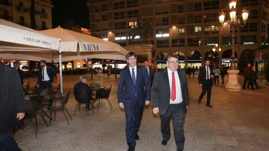 El president Puigdemont, ahir al vespre a la plaça de Prim, abans d´entrar al Círcol, on va pronunciar la conferència. Foto: alba mariné