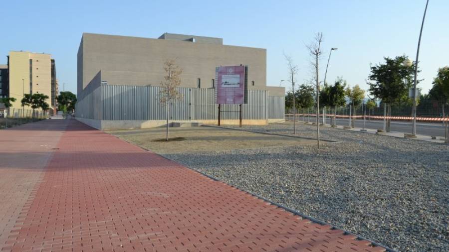 Imagen del entorno de la Biblioteca Pere Anguera después de finalizar las obras de mejora. Foto: Ajuntament de Reus