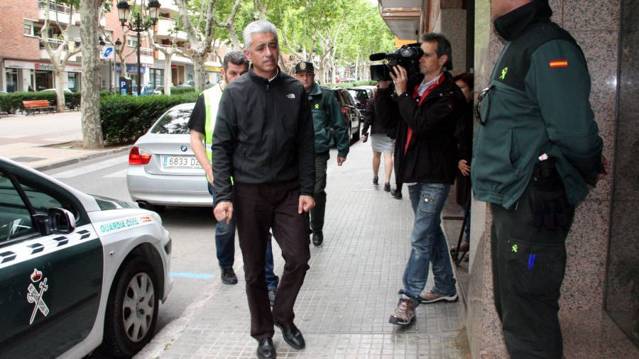 L'exgerent de Sagessa, Joan Maria Benet, amb posat capbaix, acompanyant la Guàrdia Civil al seu pis del passeig de l'Estació de Valls, aquest dimecres. Foto: ACN