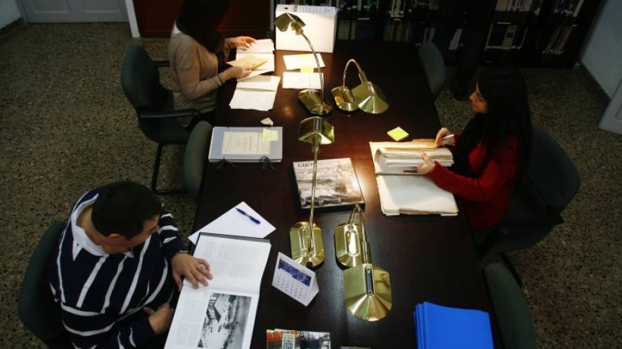 Imagen de la sala de lectura del Arxiu del Port. Las consultas acostumbran a ser muy variadas. Foto: APT