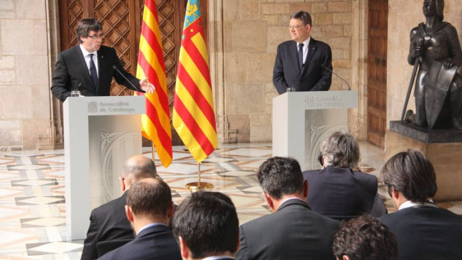 El president de la Generalitat de Catalunya, Carles Puigdemont, i el de la Generalitat Valenciana, Ximo Puig, compareixen davant els periodistes, a Barcelona el 18 de maig de 2016. ACN