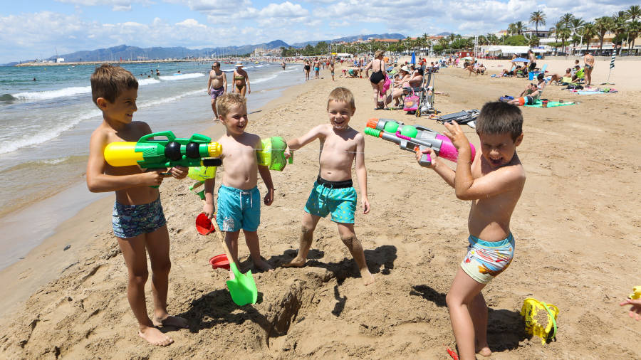 Las pistolas de agua fue un gran aliado en las playas. Foto: Alba Marine.