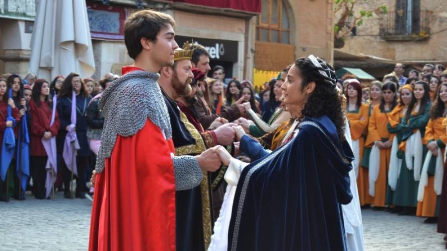 El Sant Jordi i la Princesa ballant a la plaça Major. Foto: Montse Plana