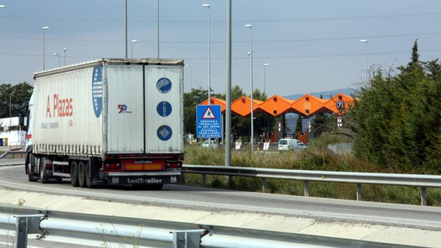 Un camió accedeix al peatge de l'Ap-2 a Montblanc. Foto: ACN