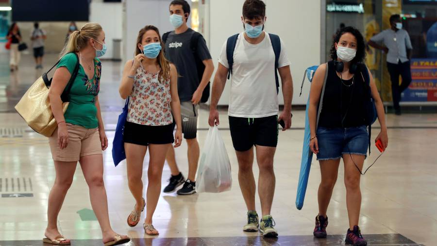 En Catalunya se ha detectado un incremento preocupante de contagios en jóvenes. FOTO: EFE