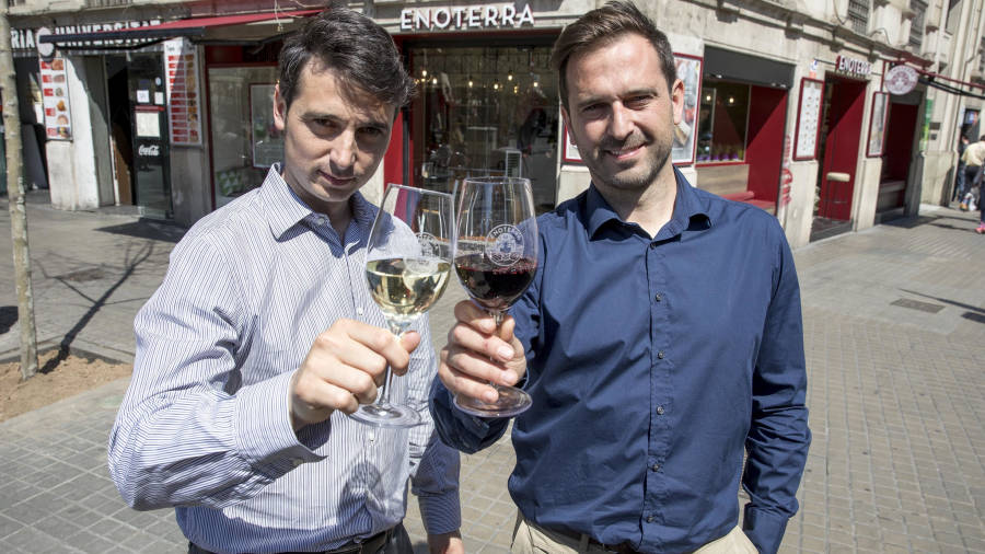 Els germans López, davant del seu nou local de menjar fast good a Barcelona