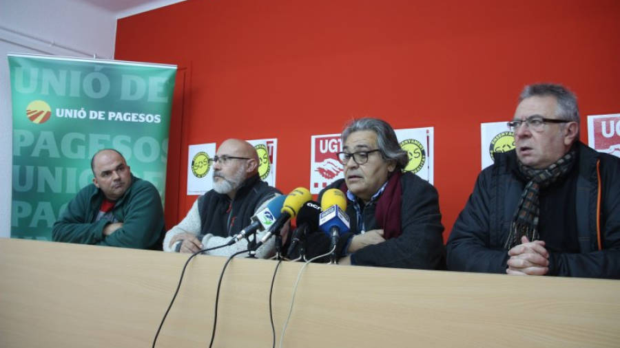 D'esquerra a dreta: Carlos Roig, responsable dels cítrics a UP; Joan Montesó, coordinador d'UP a les Terres de l'Ebre; Wifredo Miró, responsable d'UGT a les Terres de l'Ebre; i Josep Casadó, responsable de CCOO a les Terres de
