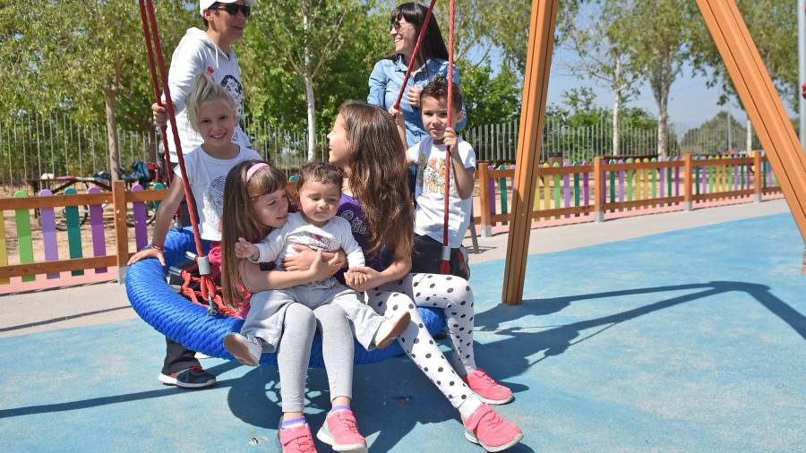 Un grupo de niños con sus padres en un parque de La Pobla de Mafumet, el municipio de Tarragona que más ha crecido en población durante los últimos años. FOTO: ALFREDO GONZÁLEZ FOTO: DT FOTO: AJUNTAMENT VILA-SECA