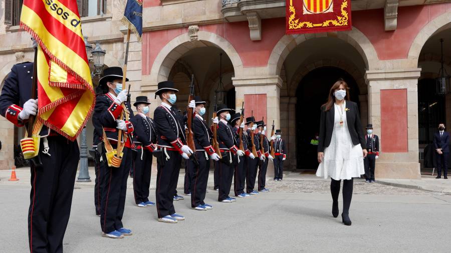 Laura Borràs passa revista a una formació dels Mossos d’Esquadra amb uniforme de gala. FOTO: EFE