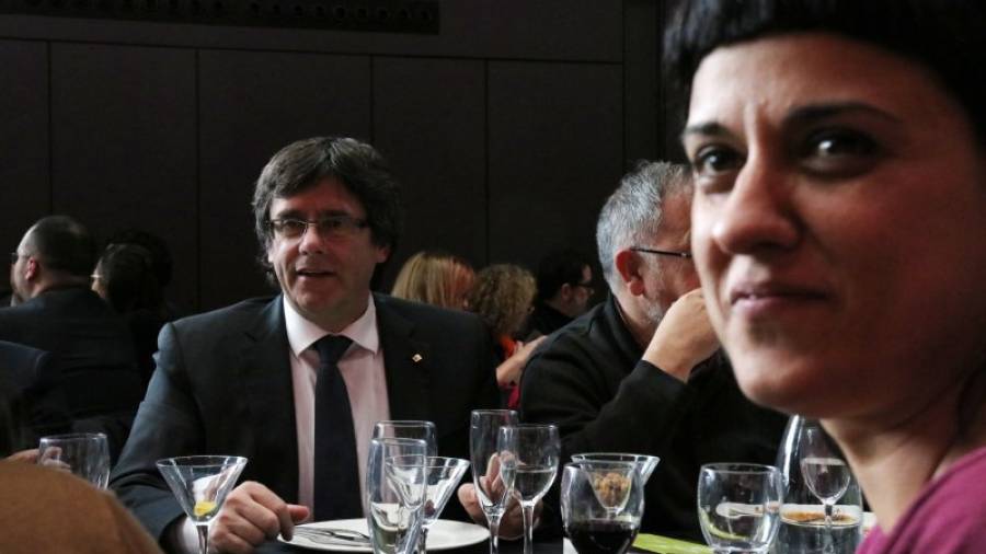 El president de la Generalitat, Carles Puigdemont, y la diputada de la CUP Anna Gabriel, participaron ayer en un acto organizado por el diario 'El Punt Avui'. Foto: ACN