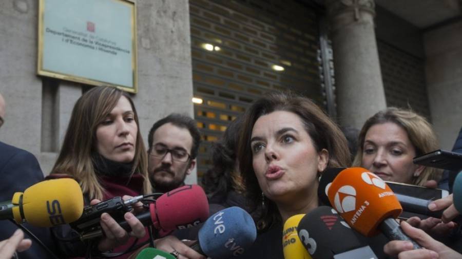 La vicepresidenta del Gobierno, Soraya Sáenz de Santamaría, atiende a los medios de comunicación a su llegada a la sede de la consellería de Economía de la Generalitat. Foto: EFE