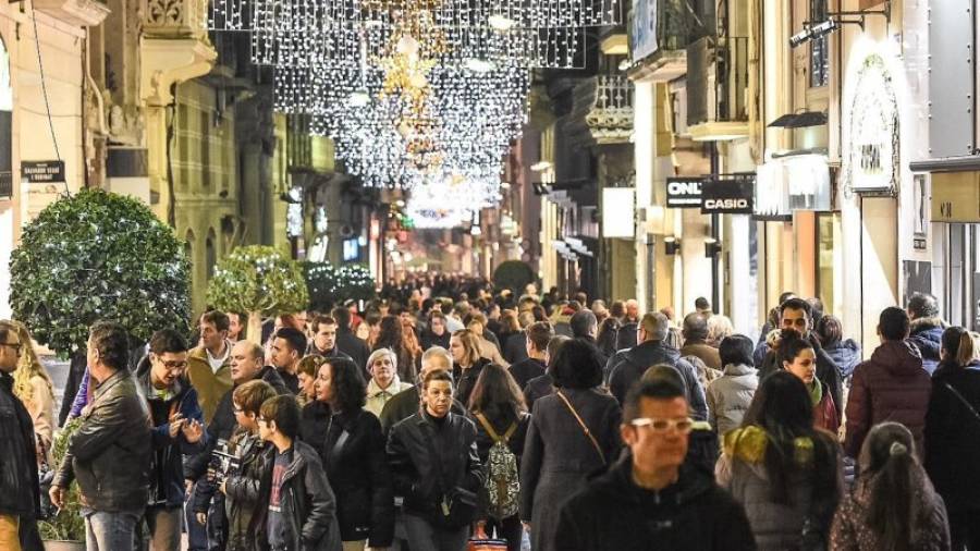 Imagen de la iluminación que se instaló las pasadas navidades en la calle Llovera. Foto: Alfredo González