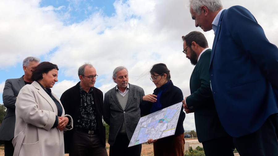 La directora d’Incasòl explicant el projecte d’urbanització al polígon industrial de Valls, acompanyada del conseller de Territori i altres autoritats. Foto: ACN