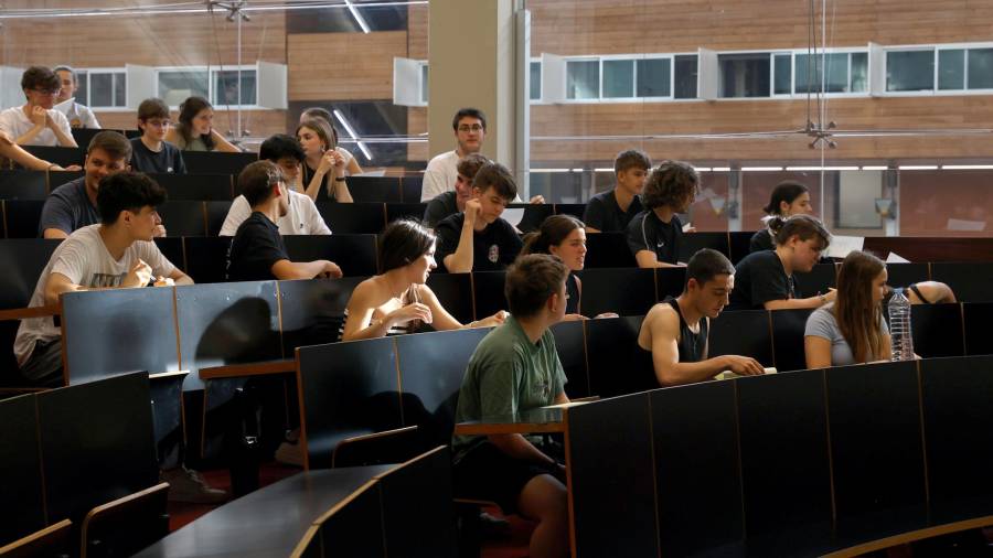 Los alumnos haciendo los exámenes de la selectividad. Foto: EFE