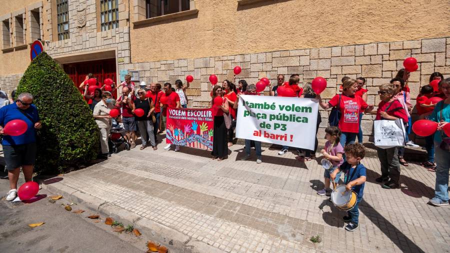 Protesta davant la seu del Departament d’Educació a Tortosa. Foto: Joan Revillas