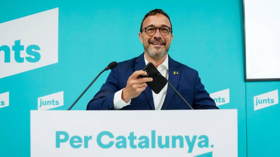 El vicepresidente y portavoz de JxCat, Josep Rius, ofrece declaraciones en la sede del partido este lunes, en Barcelona. Foto: EFE