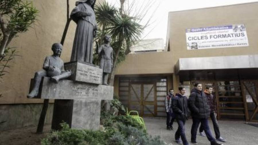 Entrada del Col·legi Maria Rosa Molas, que este año está de celebración, con su estatua dedicada a la religiosa reusense. Foto: Alba Mariné