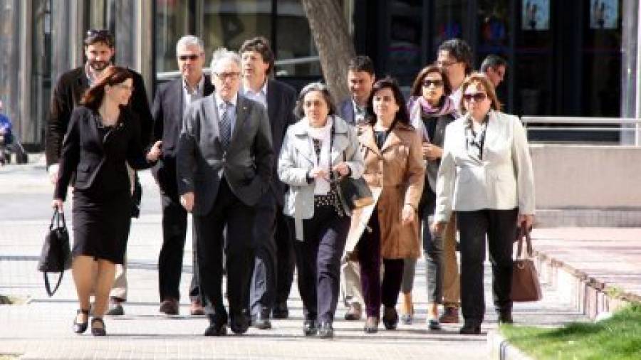 Poblet y 12 concejales de Vila-seca, llegando al juzgado de Reus el pasado 10 de noviembre. Foto: Roger Segura/ACN