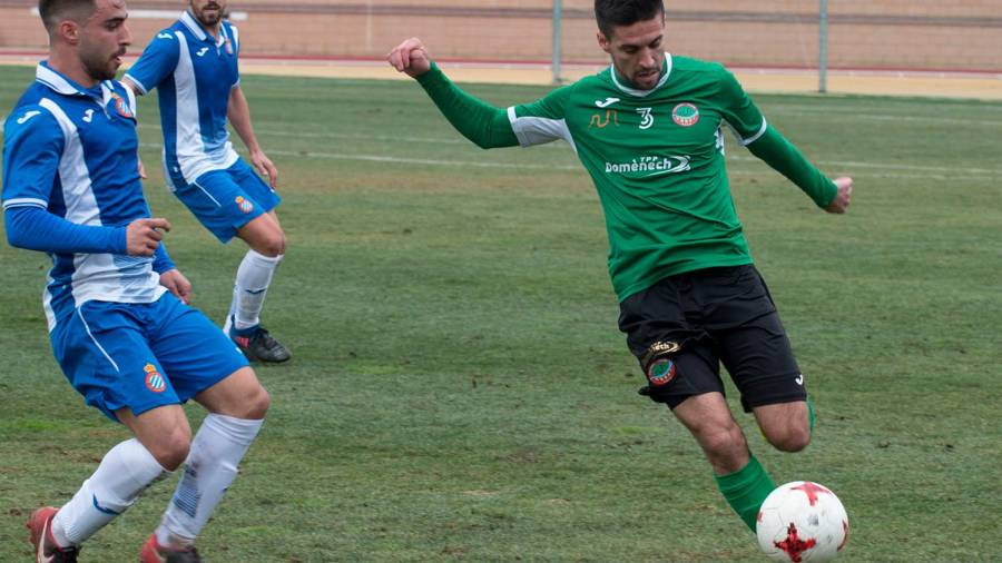 Dani Argilaga, jugador del FC Ascó, esta temporada en el partido ante el Espanyol B. FOTO: joan revillas